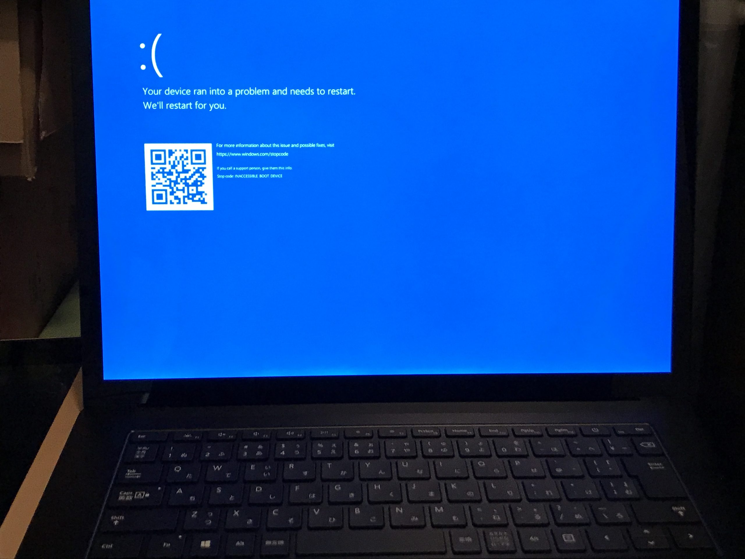 Microsoft Surface Laptopの画面が青くなり、エラーメッセージが表示される