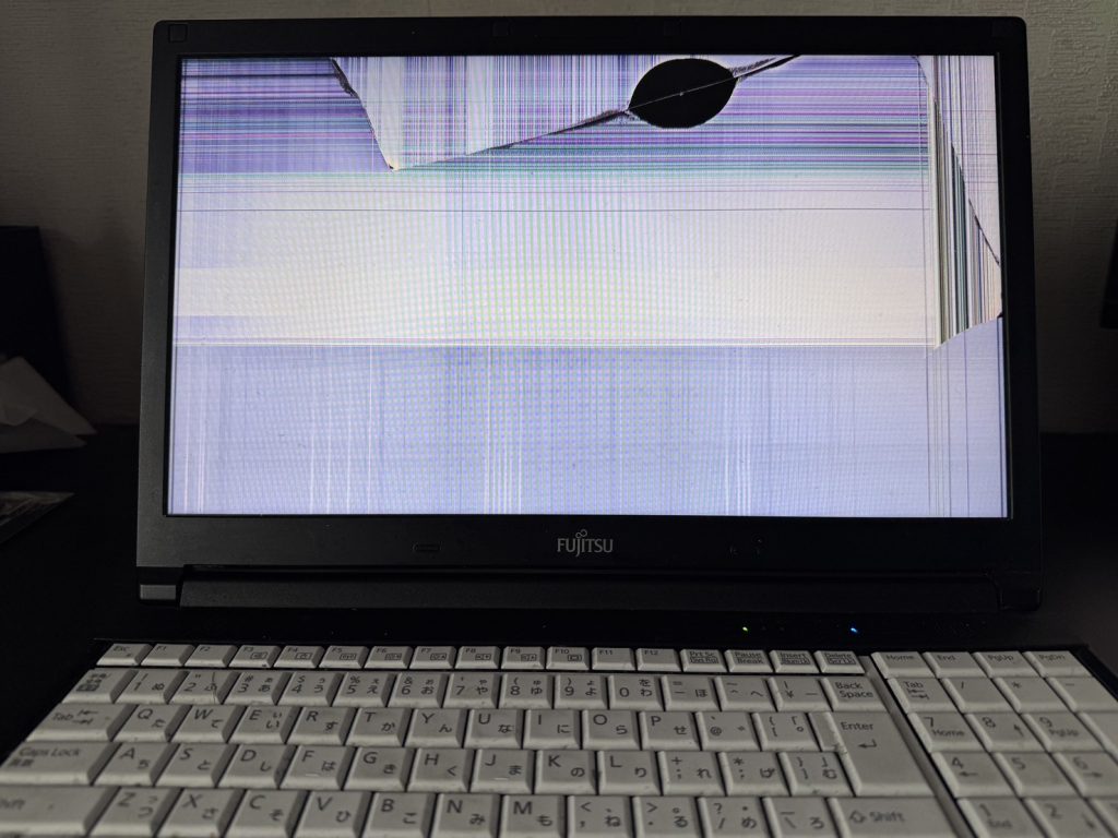 富士通ノートパソコン液晶パネル破損修理前